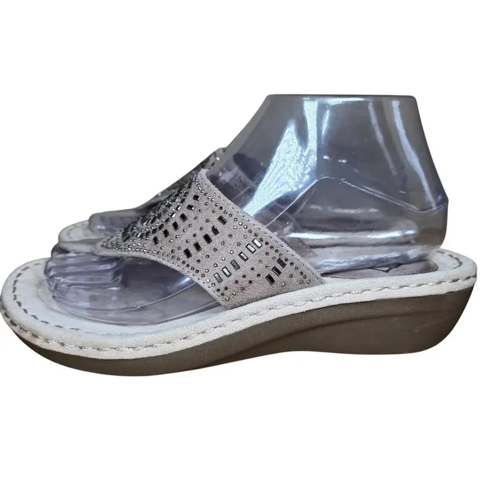 NWOT Cliffs by White Mountain Cienna Mini Wedge Flip Flop Sandal Size 7 Tan